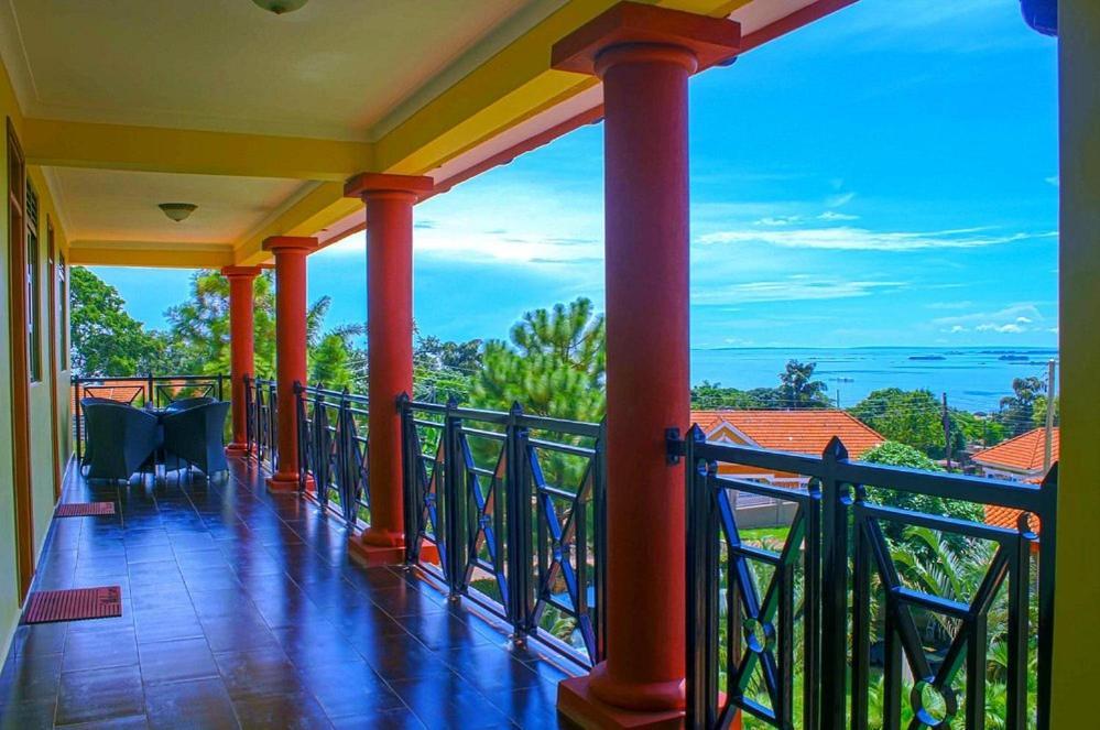 Rosemary Courts Bed And Breakfast Энтеббе Экстерьер фото