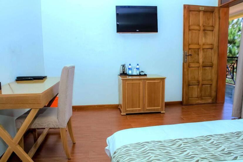 Rosemary Courts Bed And Breakfast Энтеббе Экстерьер фото