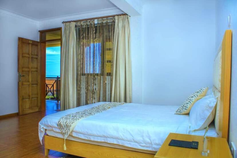 Rosemary Courts Bed And Breakfast Энтеббе Экстерьер фото