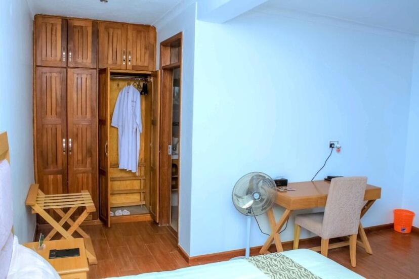 Rosemary Courts Bed And Breakfast Энтеббе Экстерьер фото